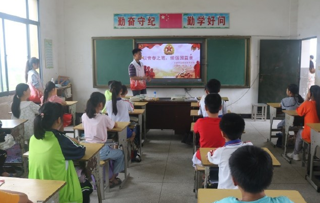 让学生感受到被关注被关爱的温暖成为学生精神世界的良师益友