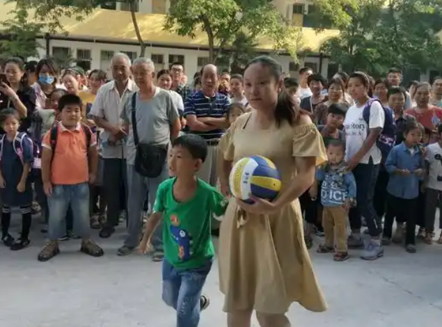 阳光分班经过科学公平揭露的方法均衡分配班级学生和师资