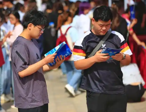 加强安全教育及时发布虚假招聘求职诈骗等典型案例增强风险防范