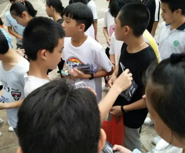 情景判断游戏引导学生对日常物品进行需要与想要的分类讨论 情景判断游戏引导学生对日常物品进行需要与想要的分类讨论