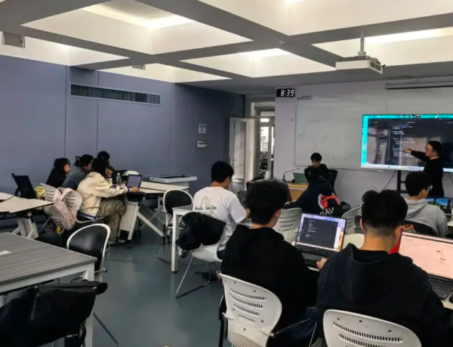 留下的含糊地带是为了激起学生自动追问AI将路铺得过于平整 留下的含糊地带是为了激起学生自动追问AI将路铺得过于平整