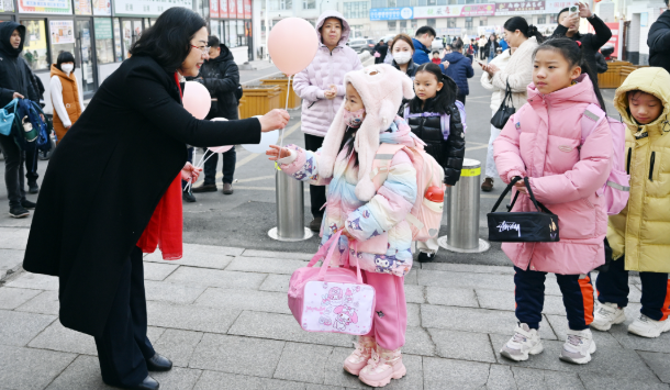通过科技进讲堂激起学生对科技的兴趣引导他们在探究中生长