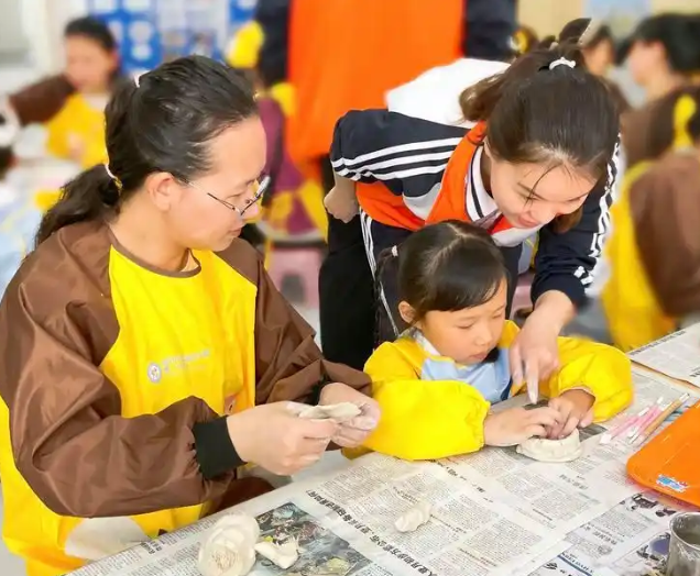 赤色血脉校园把山顶的革命留念亭转化为可感可触的德育讲堂 赤色血脉校园把山顶的革命留念亭转化为可感可触的德育讲堂